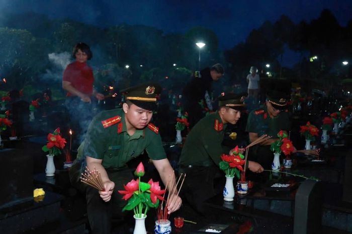  Tiếp nối truyền thống cha anh, những thế hệ hôm nay trong sắc phục lực lượng vũ trang nhân dân kính cẩn thắp nén hương thơm, nguyện tiếp bước con đường cách mạng vẻ vang và giữ vững bình yên cho quê hương Đắk Lắk. 