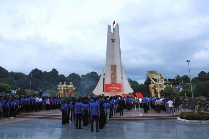  Toàn cảnh Lễ dâng hương, thắp nến tri ân các Anh hùng liệt sĩ nhân kỷ niệm 79 năm Ngày Thương binh - Liệt sĩ (27/7) tại Nghĩa trang Liệt sĩ tỉnh Đắk Lắk. 