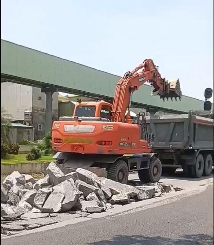 Các phần đường hư hỏng đều được đục và đổ bê tông mới. Ảnh: Duy Tùng