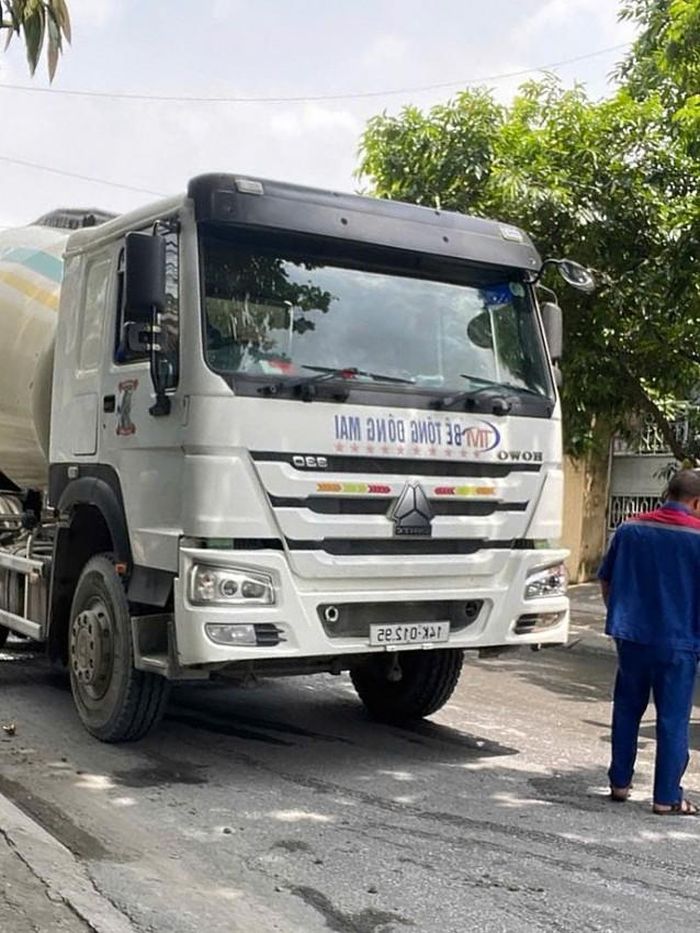Đơn vị thi công sửa chữa đường. Ảnh: Duy Tùng