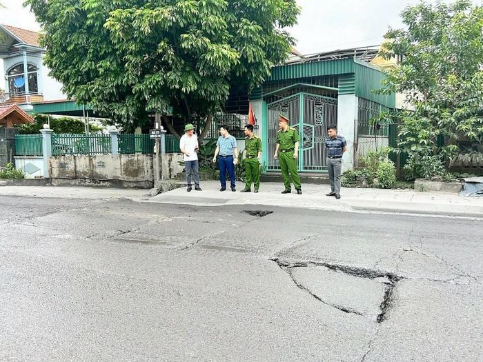 Phó Chủ tịch UBND phường Vàng Danh cùng đại diện các lực lượng chức năng, Công an phường đi kiểm tra thực tế tại tuyến đường chuyên dùng tại khu Bắc Sơn 3.