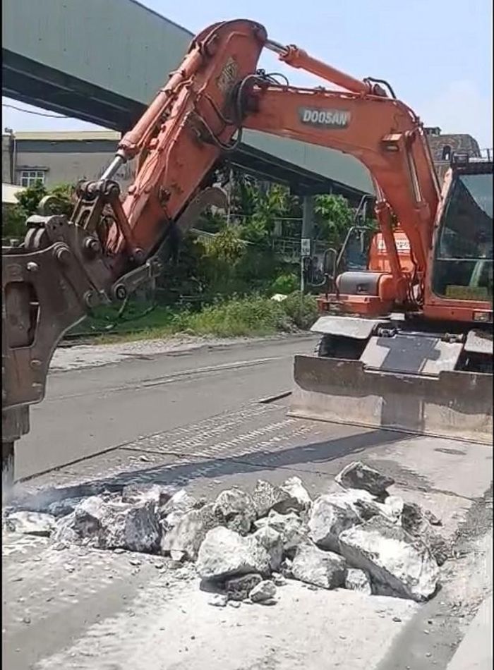 Đơn vị thi công sửa chữa đường. Ảnh: Duy Tùng