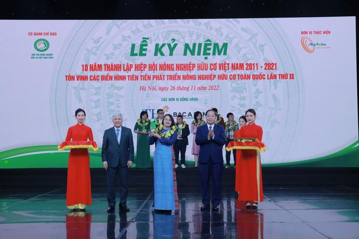 Các tập thể, cá nhân được khen thưởng tại Lễ tôn vinh các điển hình tiên tiến phát triển nông nghiệp hữu cơ toàn quốc lần thứ II.