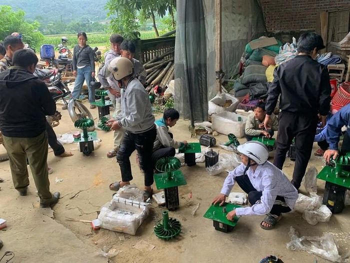Những chiếc tua-bin điện nước và bóng đèn led không đơn thuần là món quà vật chất, mà còn mang giá trị tinh thần to lớn, gửi gắm tình cảm ấm áp và sự đồng hành của cộng đồng dành cho đồng bào vùng cao.