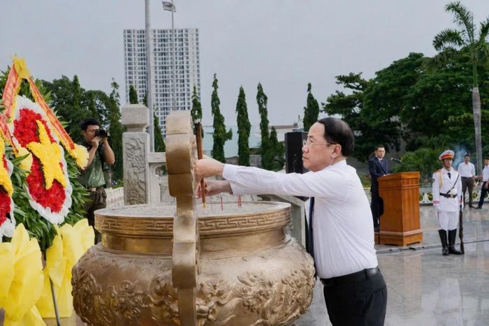  Chủ tịch UBND tỉnh dâng hương tưởng niệm các Anh hùng liệt sĩ tại Nghĩa trang Liệt sĩ Quy Nhơn. 