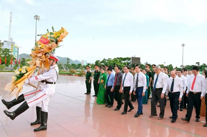  Lãnh đạo tỉnh dâng hoa tưởng niệm Chủ tịch Hồ Chí Minh tại Quảng trường Nguyễn Tất Thành, phường Quy Nhơn.