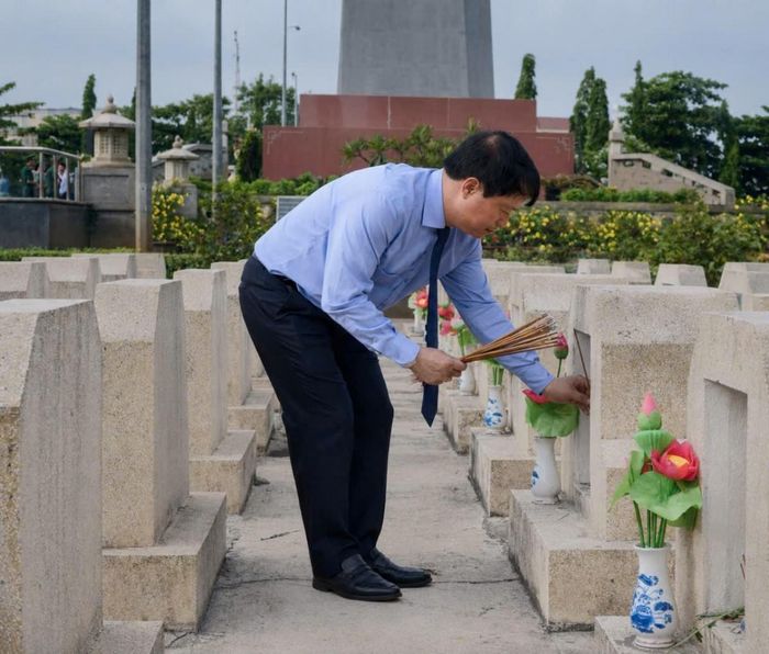  Phó Chủ tịch Thường trực UBND tỉnh Nguyễn Tuấn Thanh dâng hương tri ân các Anh hùng liệt sĩ tại Nghĩa trang Liệt sĩ Quy Nhơn. 