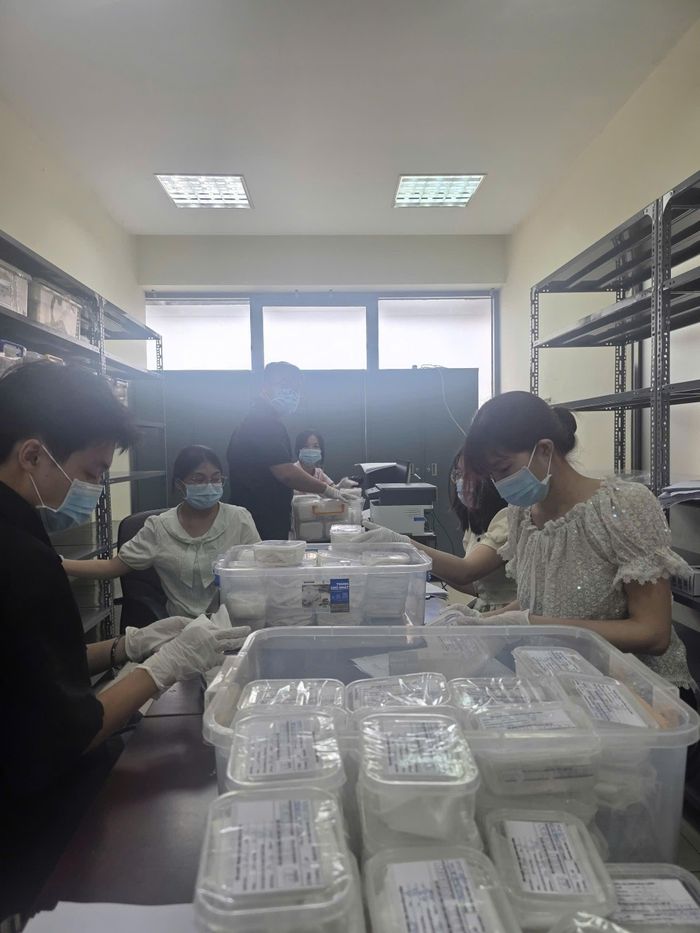 Các cán bộ Trung tâm Giám định ADN thực hiện công tác tiếp nhận, lưu giữ và bảo quản mẫu hài cốt liệt sĩ. (Ảnh: NVCC)