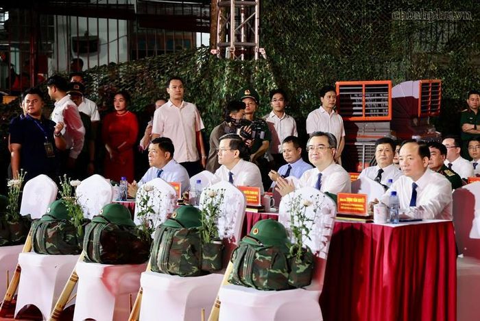 Các Ủy viên Bộ Chính trị: Trịnh Văn Quyết, Trưởng Ban Tuyên giáo và Dân vận Trung ương; Nguyễn Thanh Nghị, Trưởng ban Chính sách, chiến lược Trung ương; Đoàn Minh Huấn, Giám đốc Học viện Chính trị quốc gia Hồ Chí Minh, Phó Chủ tịch Thường trực Hội đồng lý luận Trung ương; và nguyên Phó Thủ tướng Nguyễn Chí Dũng dự chương trình tại điểm cầu Nhà bia liệt sĩ Thanh Thủy (Tuyên Quang) - Ảnh: VGP/Thu Sa