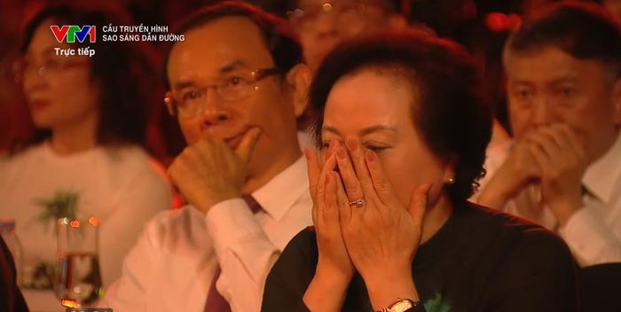 Phó Thủ tướng Phạm Thị Thanh Trà lau những giọt nước mắt xúc động. 