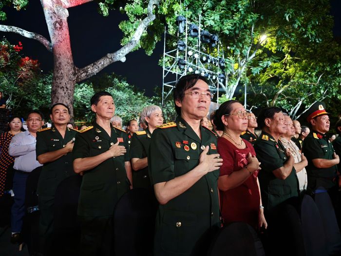 Cầu truyền hình Sao sáng dẫn đường khắc họa hành trình tri ân các anh hùng liệt sĩ đã hy sinh vì Tổ quốc, đồng thời tôn vinh những lực lượng đang ngày đêm thực hiện nhiệm vụ tìm kiếm, quy tập và xác định danh tính hài cốt các liệt sĩ.