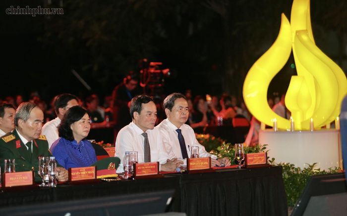 Tổng Bí thư, Chủ tịch nước Tô Lâm, Thủ tướng Lê Minh Hưng cùng các lãnh đạo Đảng, Nhà nước dự chương trình tại điểm cầu Hà Nội; Chủ tịch Quốc hội Trần Thanh Mẫn, Thường trực Ban Bí thư Trần Cẩm Tú dự chương trình tại điểm cầu Công viên Lê Thị Riêng (TP.HCM). (Ảnh: VGP)