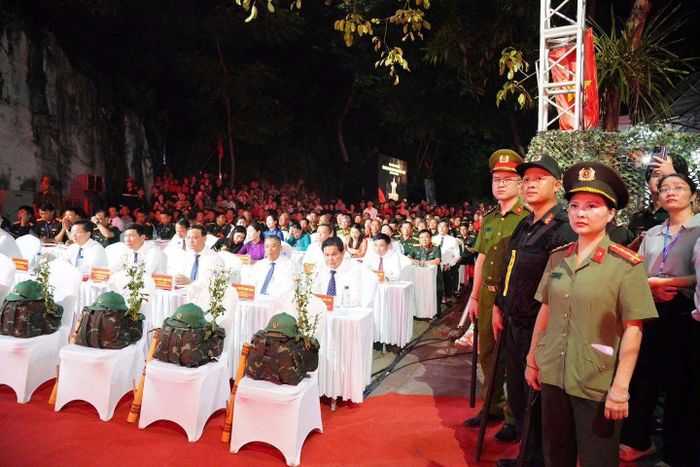 Để sự kiện diễn ra thành công tốt đẹp và trang nghiêm, Công an tỉnh Tuyên Quang đã chủ động xây dựng phương án, huy động lực lượng, phương tiện bảo đảm tuyệt đối an ninh, an toàn tại khu vực tổ chức điểm cầu truyền hình trực tiếp, đảm bảo không để xảy ra bất kỳ sự cố bất ngờ nào về an ninh trật tự, cháy nổ hay ùn tắc giao thông, bảo vệ tuyệt đối an toàn cho lãnh đạo Đảng, Nhà nước, các đại biểu, thân nhân liệt sĩ và Nhân dân đến tham dự chương trình. (Ảnh: Công an Tuyên Quang)