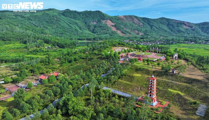 Theo ông Nguyễn Văn Tân, Phó Giám đốc phụ trách Bảo tàng Quang Trung, Đàn tế trời đất nằm trên đỉnh Ấn Sơn tạo ra một không gian đất trời rộng lớn kết hợp với các công trình tâm linh uy nghiêm mang ý nghĩa quan trọng trong việc cầu mong quốc thái dân an, thiên hạ thái bình. Hằng năm có khoảng 28.000 - 30.000 lượt người đến đây tham quan, du lịch.