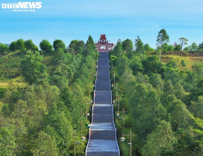 Sau đó, du khách phải đi lên con đường đá dài hàng trăm bậc để đến được Đền Ấn, nơi tái hiện câu chuyện trời ban ấn báu cho vương triều áo vải Tây Sơn. 