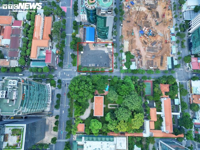 Khu đất còn lại nằm tại số 8-12 Lê Duẩn, có diện tích hơn 4.800 m², được định giá khoảng 3.422 tỷ đồng. Đây là tài sản công do UBND TP.HCM quản lý và nằm ở vị trí trung tâm với các mặt tiền đường Lê Duẩn, Nguyễn Văn Chiêm và Hai Bà Trưng.