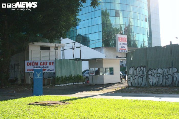 Theo ghi nhận, khu đất hiện được quây tôn, bên trong đang được sử dụng làm bãi giữ ô tô và xe máy.