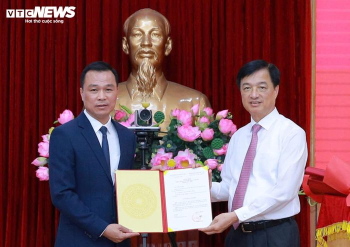 Ông Nguyễn Duy Ngọc - Ủy viên Bộ Chính trị, Trưởng Ban Tổ chức Trung ương trao quyết định của Ban Bí thư cho Thiếu tướng Tô Anh Dũng