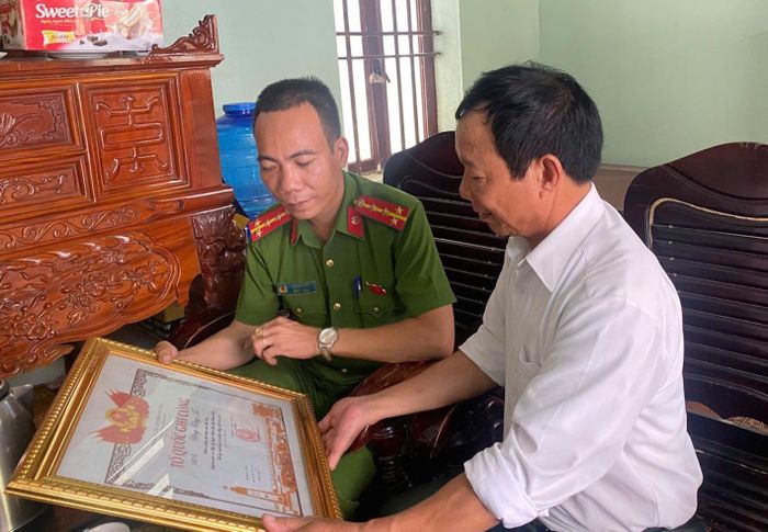 Gia đình liệt sĩ Đặng Công Nễ đón nhận tin vui tìm được hài cốt liệt sỹ nhờ ADN. (Ảnh: Công an Thanh Hóa)