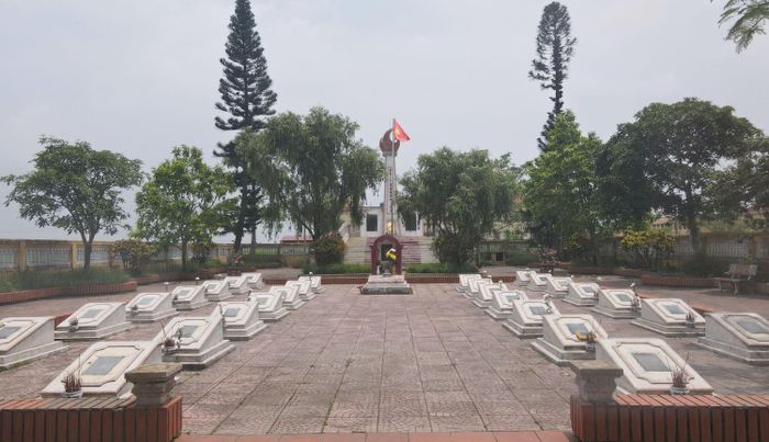 Mộ cô giáo, liệt sỹ Bùi Thị Thanh Xuân được đặt ở giữa, hai bên là 4 hàng dọc - phần mộ của 30 học sinh.
