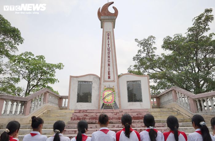 “Lớp học vĩnh hằng” trở thành “địa chỉ đỏ” cho các thế hệ thầy cô và học sinh về thăm viếng, tưởng niệm, bày tỏ sự tri ân.