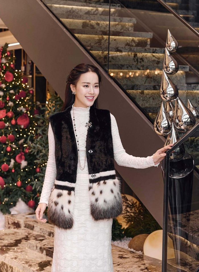 Người đẹp sở hữu cuộc sống sang chảnh, thường xuyên có những chuyến đi du lịch nghỉ dưỡng đắt đỏ. Ngoài công việc tại Đài truyền hình Việt Nam, Mai Phương còn là người mẫu ảnh của nhiều nhãn hàng và có thêm nguồn thu nhập ổn định.