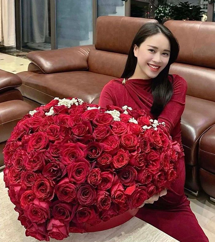 Trên trang cá nhân, Mai Phương khiến dân mạng ghen tỵ khi thường xuyên khoe khoảnh khắc được chồng cưng chiều.