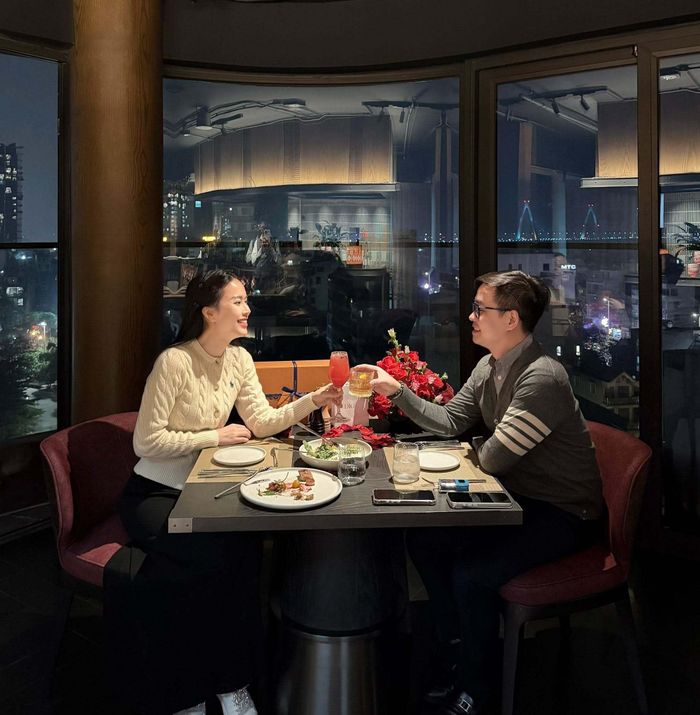 Vào những dịp đặc biệt, chồng nữ MC sẵn sàng chi số tiền lớn để tổ chức tiệc tại địa điểm sang trọng và tặng cô những món hàng hiệu xa xỉ.