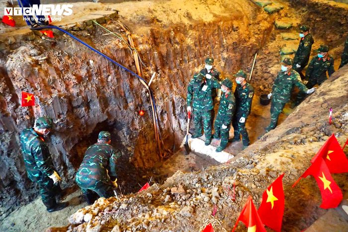 Công tác tìm kiếm, quy tập hài cốt liệt sĩ tại Công viên Lê Thị Riêng.
