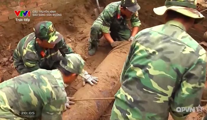 Các chiến sỹ ngày đêm rà phá bom mìn, mở đường cho hành trình tìm kiếm đồng đội.
