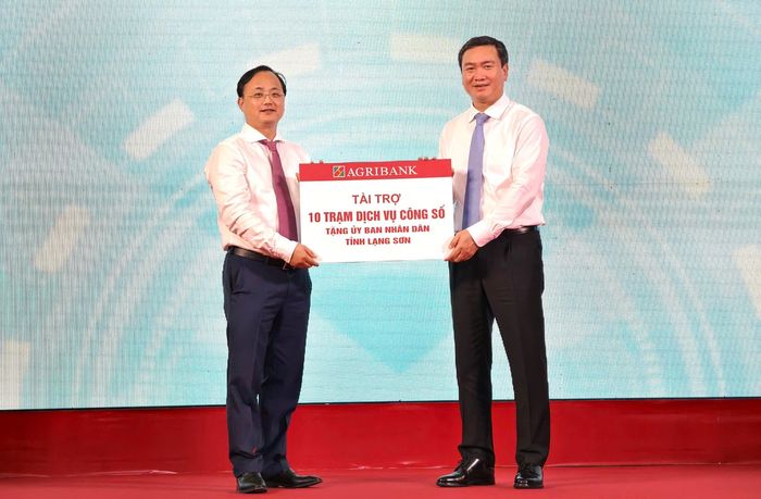 Ngân hàng Nông nghiệp và Phát triển nông thôn Việt Nam tài trợ 10 Kiosk thông minh cho tỉnh Lạng Sơn.