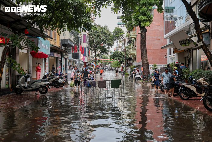 Tại phố Hòe Nhai (phường Ba Đình), nước cũng nhanh chóng dềnh lên sau cơn mưa lớn.