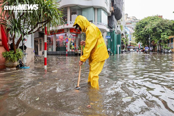 Tại các điểm dềnh nước, công nhân Công ty TNHH MTV Thoát nước Hà Nội túc trực khơi thông miệng thu, cống thoát nước nhằm đẩy nhanh quá trình tiêu thoát nước mưa, hạn chế ảnh hưởng đến giao thông.