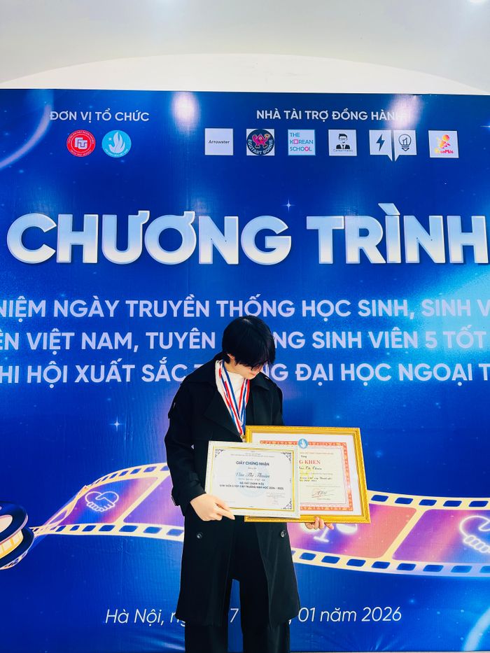 Cô cũng là trưởng nhóm đề tài đạt Giải Ba cuộc thi Sinh viên nghiên cứu khoa học Khoa Kinh tế quốc tế năm 2025, đồng thời là đồng tác giả bài báo đăng trên FTU Working Paper Series và tham dự vòng bán kết Giải thưởng Sinh viên Nghiên cứu khoa học Euréka lần thứ 27. Bên cạnh đó, nữ sinh hai lần được vinh danh Sinh viên tiêu biểu Khoa Kinh tế quốc tế, đạt danh hiệu Sinh viên 5 tốt cấp Thành phố Hà Nội, nhiều lần nhận học bổng khuyến khích học tập và hoàn thành chứng chỉ HSK6 tiếng Trung.