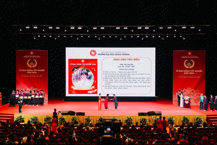 Thuần cho biết quãng thời gian học tại Ngoại thương không có năm nào thật sự “nhẹ nhàng”. Năm nhất là áp lực thích nghi với môi trường mới, đặt mục tiêu giành học bổng và thử sức ở các sân chơi học thuật. Sang năm hai, cô vừa đẩy nhanh tiến độ học để hướng tới mục tiêu tốt nghiệp sớm với kết quả cao, vừa dành nhiều thời gian tự học Data Science, tham gia nghiên cứu khoa học, thực tập và các dự án công nghệ. Có thời điểm, nữ sinh phải gác lại nhiều cuộc hẹn với bạn bè để đọc tài liệu, học thêm các khóa chuyên sâu hay hoàn thiện mô hình dữ liệu. Đổi lại, cuối năm hai, cô nhận cơ hội thực tập về dữ liệu - cột mốc giúp bản thân tin rằng lựa chọn theo đuổi Data Science là phù hợp. “Mỗi mục tiêu đều có sự đánh đổi, nhưng em chưa bao giờ thấy những nỗ lực ấy là vô nghĩa”, Thuần nói.