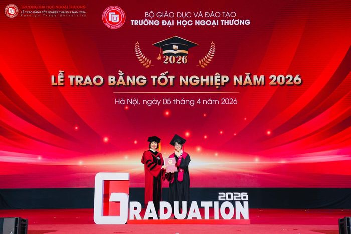 Năm 2024, Thuần cùng đội tuyển Excel của Đại học Ngoại thương giành Giải Khuyến khích quốc gia (Top 11) tại Cuộc thi Vô địch Tin học văn phòng thế giới - Viettel. Năm 2025, cô sáng lập dự án chatbot hỗ trợ luyện phỏng vấn và tuyển dụng inMentor, giành Giải Nhất cuộc thi TechSpark do Khoa Công nghệ thông tin, Trường Đại học Công nghệ (ĐHQG Hà Nội) tổ chức. Ở lĩnh vực học thuật, Thuần đạt 4 giải Olympic Toán cấp trường, gồm hai giải Nhì và hai giải Ba ở môn Đại số và Giải tích.