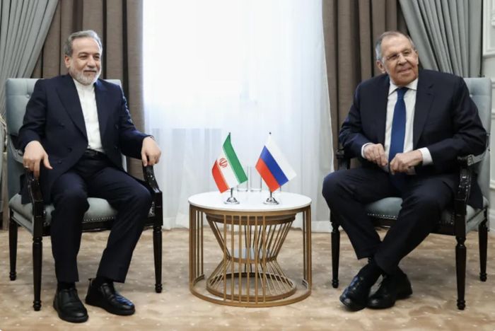 Ngoại trưởng Nga Sergey Lavrov (phải) và người đồng cấp Iran, Abbas Araghchi, gặp nhau trong cuộc họp SCO tại Kyrgyzstan vào ngày 24/7.