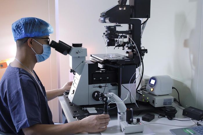 Hình ảnh chuyên viên phôi thực hiện ICSI.