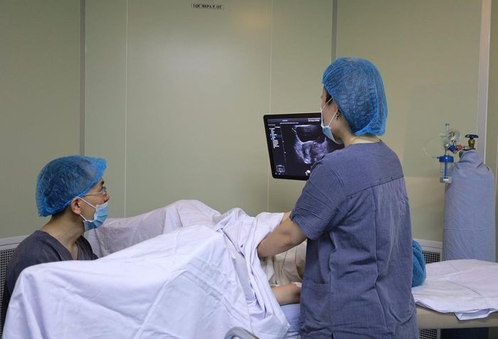 Bác sĩ chuyển phôi vào buồng tử cung.
