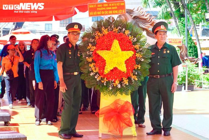 Các hội Cựu chiến binh và Đoàn Thanh niên lần lượt tiến vào khu tưởng niệm, mang theo vòng hoa với dòng chữ “Đời đời nhớ ơn các Anh hùng liệt sĩ”.