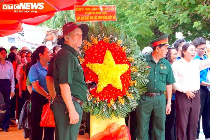  Nhiều cơ quan, đơn vị, địa phương mang vòng hoa thành kính dâng lên tại Tượng đài tưởng niệm Cố Tổng Bí thư Trần Phú để tri ân những người đã hy sinh vì độc lập, tự do của Tổ quốc.
