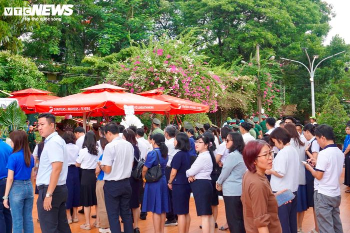 Đến cuối buổi chiều, khu vực tượng đài vẫn đông kín người. Dòng người nối dài chờ vào dâng hương, dâng hoa thể hiện lòng biết ơn đối với các Anh hùng liệt sĩ.