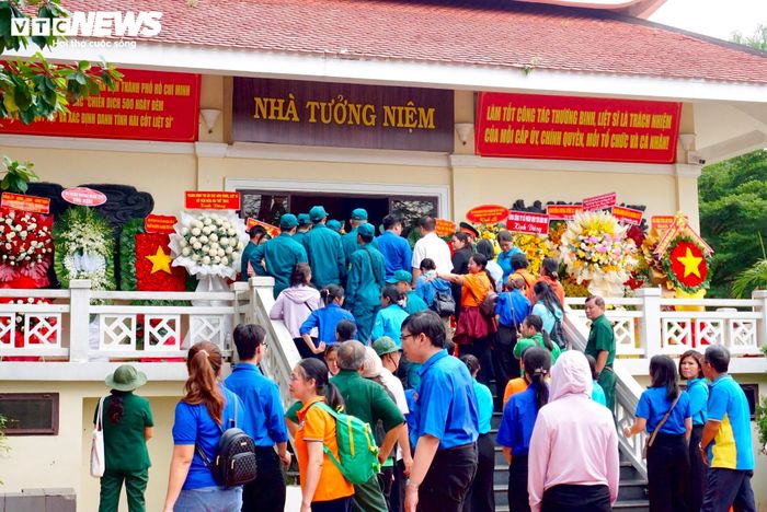 Sau nghi thức dâng hương, dâng hoa tại tượng đài, nhiều đại biểu tiếp tục vào Nhà tưởng niệm để viếng. 