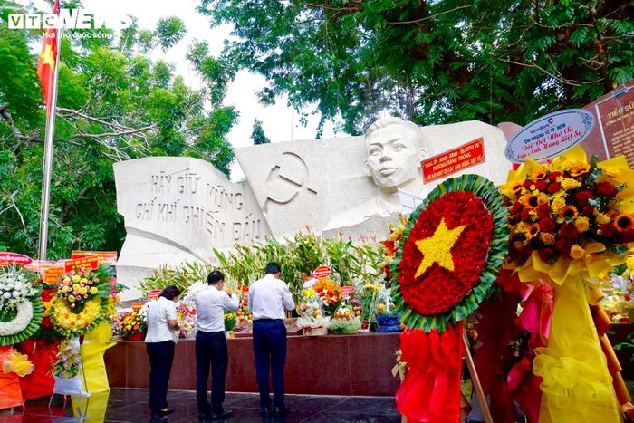 Các đoàn lần lượt thắp hương, dành phút mặc niệm tưởng nhớ công lao của các Anh hùng liệt sĩ.