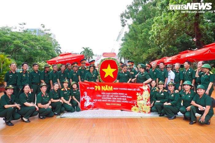 Các cựu chiến binh thuộc nhiều đơn vị cùng chụp ảnh lưu niệm sau lễ dâng hương. Với nhiều người, đây là dịp gặp lại đồng đội và cùng nhau tưởng nhớ những người đã ngã xuống vì Tổ quốc.