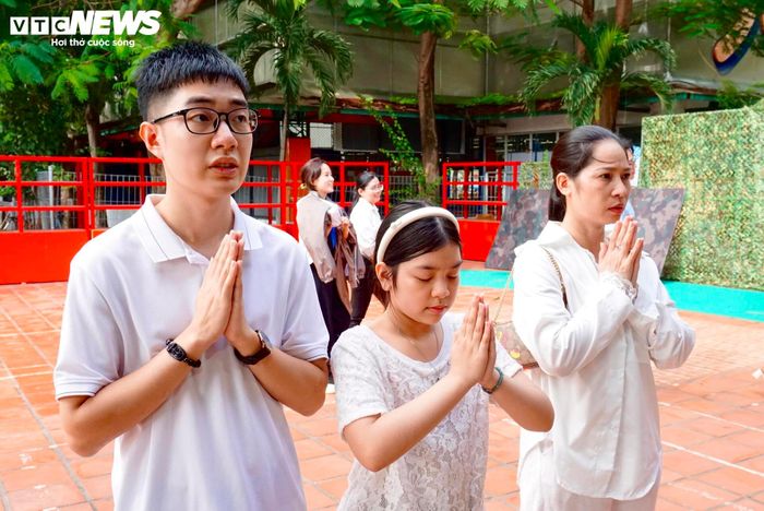 Chị Phùng Thị Thu cùng hai con (ngụ Hà Nội) thắp hương tri ân các Anh hùng, liệt sĩ tại Công viên Lê Thị Riêng. Hình ảnh các thế hệ đứng cạnh nhau trong Ngày Thương binh - Liệt sĩ tạo nên không khí tri ân đầy xúc động.