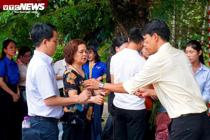 Tình nguyện viên chuẩn bị hương cho người dân trước khi vào khu vực tưởng niệm.