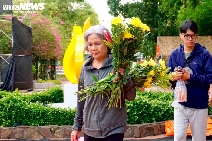 Nhiều người dân mang theo những bó cúc vàng, trắng đến Công viên Lê Thị Riêng để dâng lên các Anh hùng liệt sĩ. Không ít gia đình đưa cả con, cháu cùng tham dự lễ tri ân.