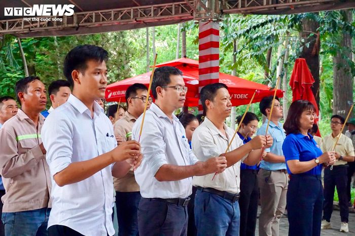 Đại diện các ban, ngành, đoàn thể TP.HCM và nhiều cơ quan, doanh nghiệp thành kính dâng hương trước tượng đài tưởng niệm trong ngày 27/7.