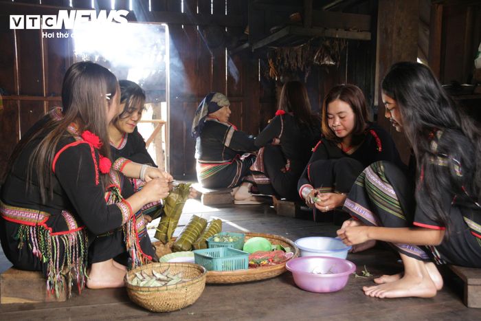 Người Ê Đê gói bánh chưng, làm đồ cúng để làm lễ.